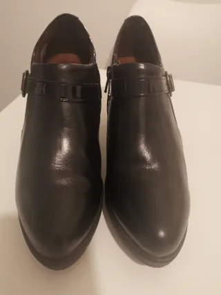 Botín Pitillos Negro Charol de piel Hebilla Tacón