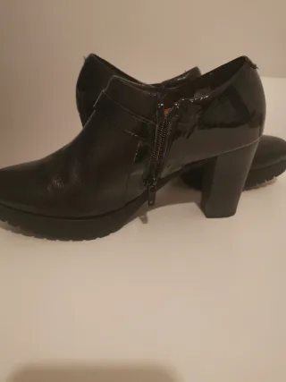 Botín Pitillos Negro Charol de piel Hebilla Tacón