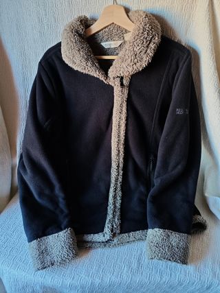 Chaqueta Regatta negra forro sherpa gris talla M/L
