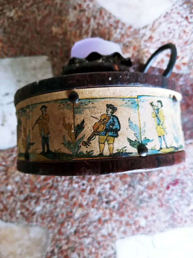 Candelabro antiguo decorado