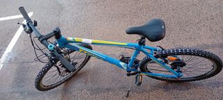 Bicicleta de montaña azul