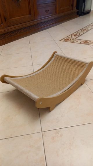 Tiragraffi per gatti in legno e sisal