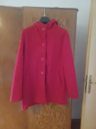 Cappotto rosso con cappuccio