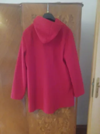 Cappotto rosso con cappuccio