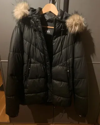 Abrigo Zara Negro con Capucha y Pelo