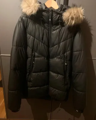 Abrigo Zara Negro con Capucha y Pelo