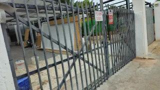 Puerta metálica para chalet