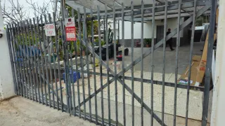 Puerta metálica para chalet