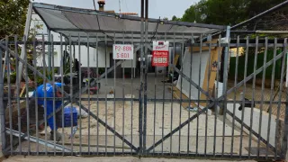 Puerta metálica para chalet