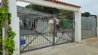Puerta metálica para chalet