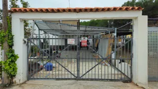 Puerta metálica para chalet