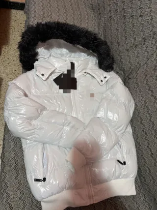 Chaqueta blanca brillante con capucha