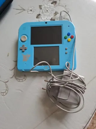 Nintendo 2DS Blu con Caricatore Incluso