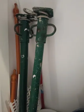 Puntal de obra metálico verde