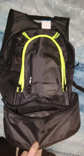 Zaino nuoto Arena nero con dettagli fluo