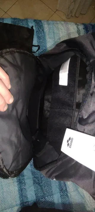 Zaino nuoto Arena nero con dettagli fluo