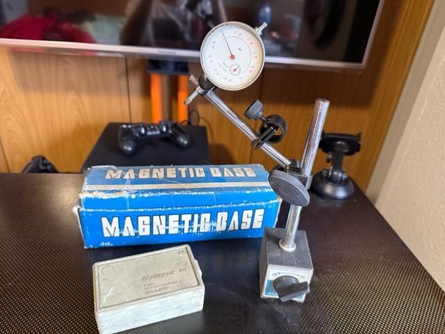 Base magnética con reloj comparador