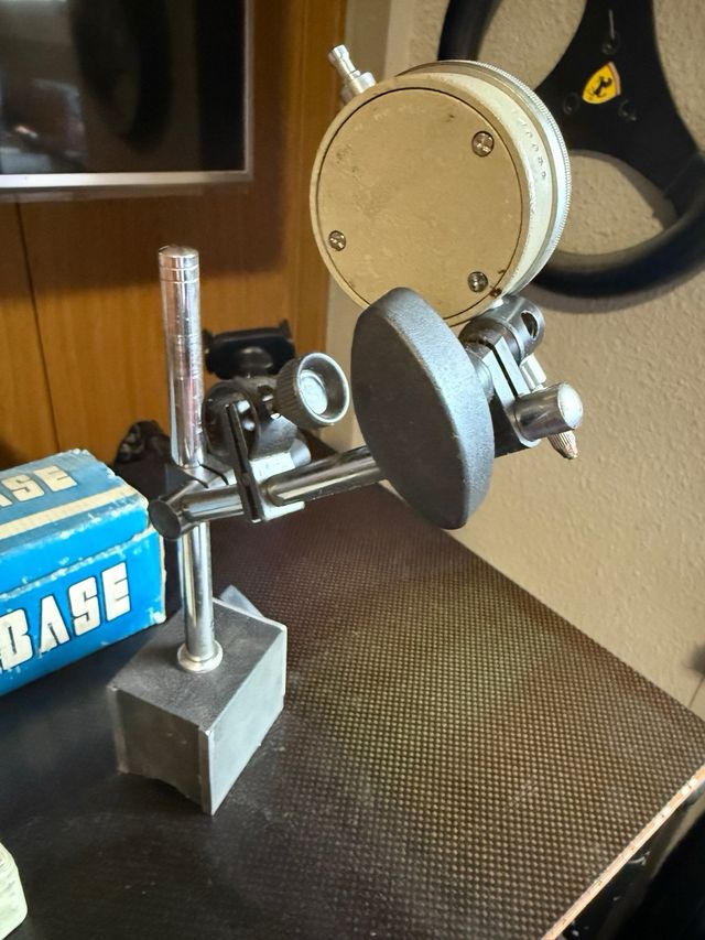 Base magnética con reloj comparador