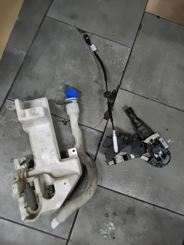 Depósito limpiaparabrisas y cerradura Ford