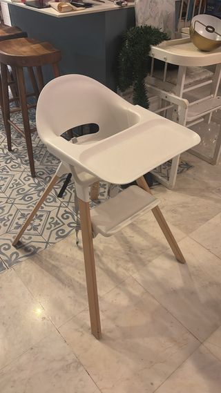 Trona bebé blanca y madera Marca Danesa Stokke