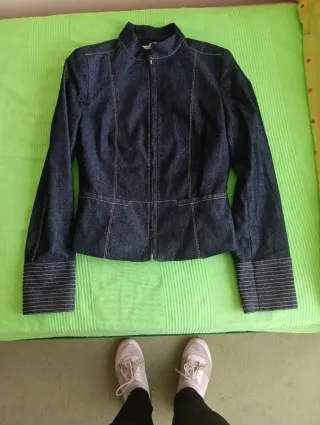 Cazadora vaquera azul con pespuntes