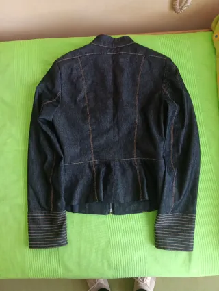 Cazadora vaquera azul con pespuntes