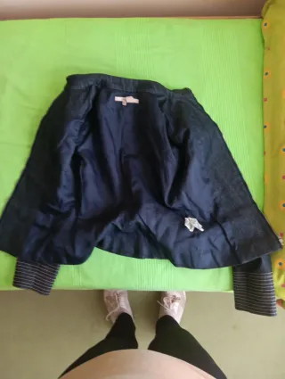 Cazadora vaquera azul con pespuntes