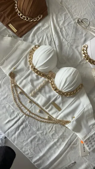 Top Corsé Blanco Cadena Dorada y Perlas