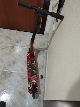 Patinete infantil rosa con ruedas