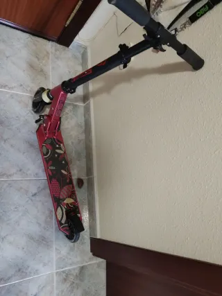 Patinete infantil rosa con ruedas