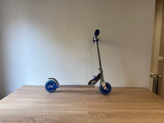 Patinete infantil azul y plateado