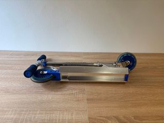 Patinete infantil azul y plateado