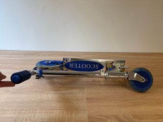 Patinete infantil azul y plateado