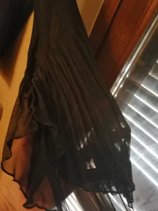 Top asimmetrico nero manica plissettata