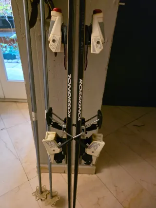 Esquís Rossignol con bastones tiene su estuche
