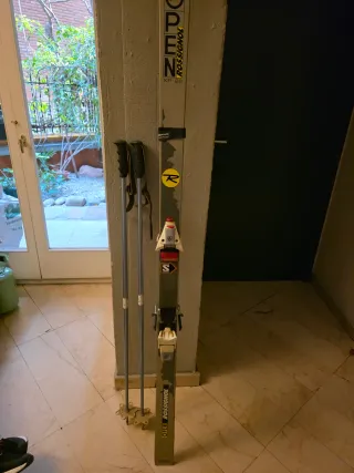 Esquís Rossignol con bastones tiene su estuche