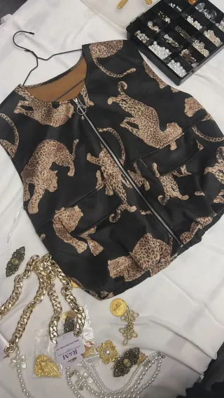 Chaleco suave antelina con estampado de jaguares