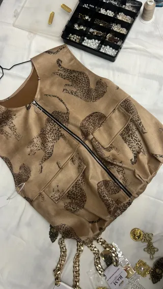 Chaleco suave antelina con estampado de jaguares