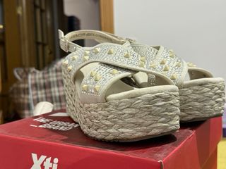 Sandalias doradas y blancas con tachuelas