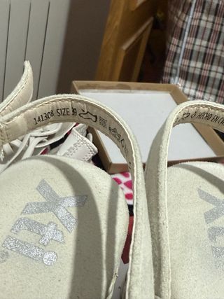 Sandalias doradas y blancas con tachuelas