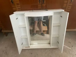 Mueble de baño blanco con espejo