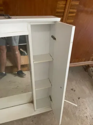 Mueble de baño blanco con espejo