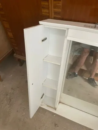 Mueble de baño blanco con espejo