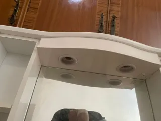 Mueble de baño blanco con espejo