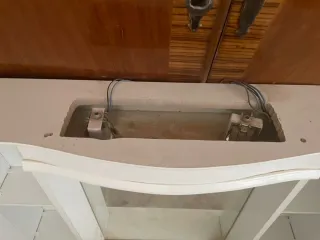 Mueble de baño blanco con espejo