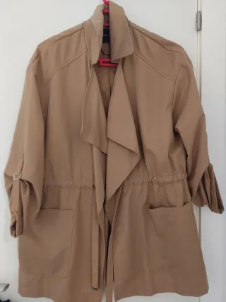 Gabardina marrón con mangas ajustables