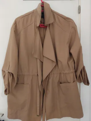 Gabardina marrón con mangas ajustables
