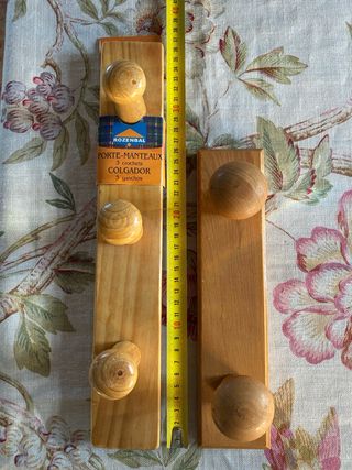 Colgador de madera Rozenbal 3 ganchos y otro de 2.