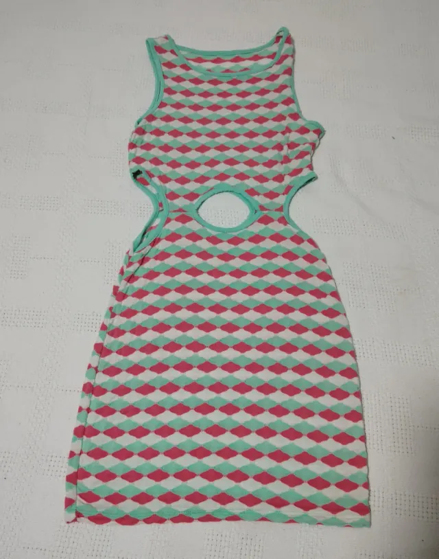 Vestido playero con cortes
