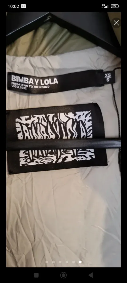 Abrigo Bimba y Lola verde plumón oversize.